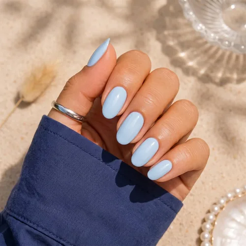 Inspiration pose simple bleu ciel pastel sur ongles ovales